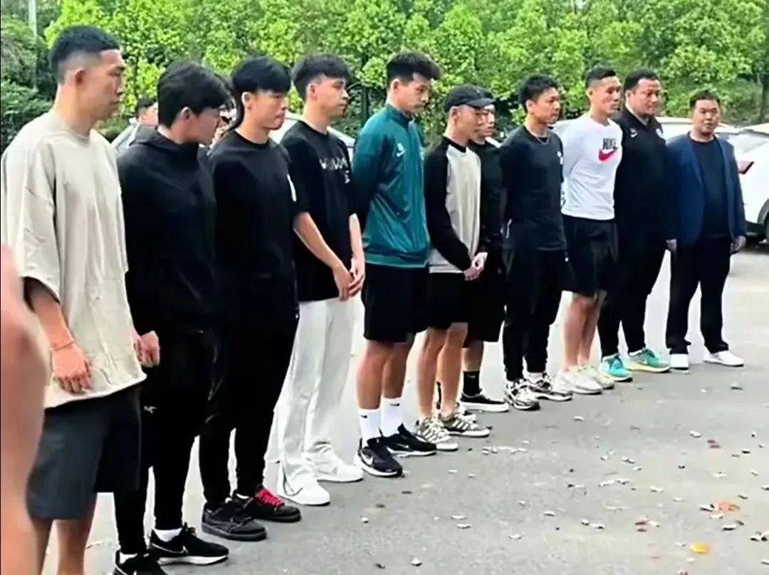 九游中国官网 -关于浙江队训练开放日,训练课后门线救险引观众欢呼,英超在即,阵容厚度经受考验的信息